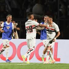 São Paulo vence o clássico com autoridade, reage no Paulistão e afunda o Santos