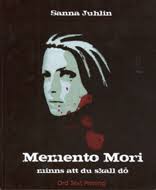 Jag läste ut boken Memento Mori-Minns att du ska dö av Sanna Juhlin. Sanna har tidigare skrivit barnböcker och debuterar nu med sin första roman. - default-asp