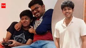 सुर्खियों से परे: जेसन संजय की बचपन की याद विजय के साथ उनके जीवन की एक दुर्लभ झलक पेश करती है