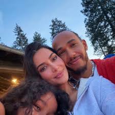 Kim Kardashian posta fotos com Lewis Hamilton e filhos: ‘Minhas pessoas favoritas’; veja