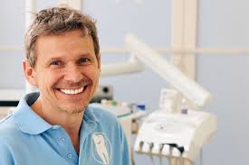 Clemens Schirmer ist Zahnarzt aus Leidenschaft. Er sorgt bei Ihnen und Ihren Kindern für ein strahlendes Lachen. - Team_01