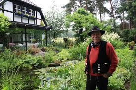 Klaus Stannek an seinem Lieblingsplatz in seinem Garten. Hier ...