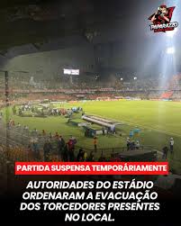 URGENTE! Autoridades do estádio ordenaram que torcedores evacuem o estádio. O jogo está suspenso temporariamente e muitos torcedores já foram embora. 🗞️ | 📸 @gabriel.orphao / @paparazzorubronegro