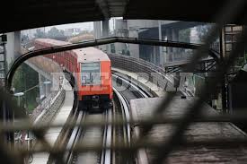 Caen 12 usuarios en escalera eléctrica de la L-9 el Metro