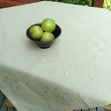 Résultat de recherche d'images pour "oval quilted table toppers"