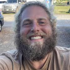 Jonah Hill, de 'Superbad', aparece drasticamente diferente e chama atenção