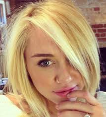 Miley Cyrus glams it up with a new, short cut styled by the infamous Chris McMillan. He&#39;s Hollywood&#39;s mane man for hair styling and famous for &#39;The Rachel&#39;, ... - article-2184010-14658790000005dc-467_634x699
