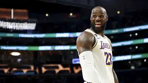 Lakers’ LeBron James, Marcus Smart combine for back-and-forth fast break slam