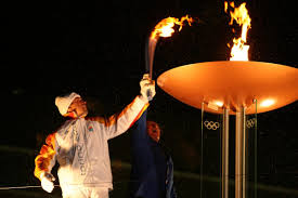 Olimpiadi 2026, mistero sui tedofori alla cerimonia d’apertura: i precedenti più curiosi