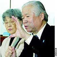 Shigeru Yokota and his wife, Sakie, hold a news conference in Tokyo after ... - nn20041116a1a-200x200