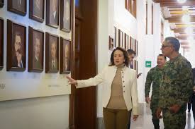 Secretario de Marina pasea por pasillos de la Corte junto a ministra Esquivel