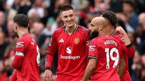 Manchester United vs Liverpool LIVE: Premier League live text updates, team news, stats & head-to-head