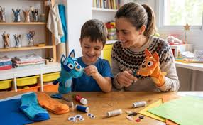 5 juguetes hechos en casa inspirados en ‘Masha y el Oso’ y ‘Bluey’ ideales para que los niños aprendan sobre l