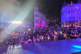 Carnaval: samba reina no palco do Marco Zero, em Recife
