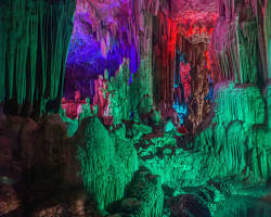 Gambar Stalagtit dan Stalagmit Gua Pindul