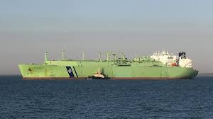 Vídeo. Navio-tanque russo danificado está a ser rebocado para a Líbia