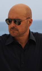 In foto Luca Zingaretti (53 anni) è Salvo Montalbano nel film di Alberto Sironi. Dall&#39;articolo: Il ritorno di Montalbano. - montalbano5_imm