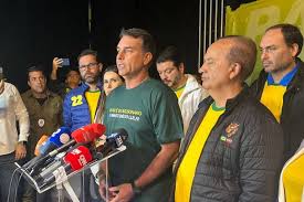 'É a democracia que fica abalada', diz Flávio Bolsonaro sobre decisão de Moraes
