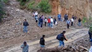 Resultado de imagen para FOTOS CARRETERAS INCOMUNICADAS POR HUAYCOS