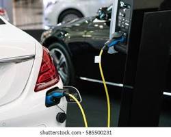 Imagen de coche híbrido y coche eléctrico cargando estación