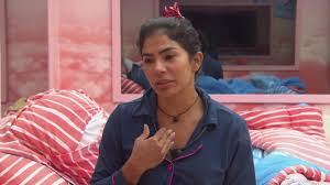 Participante do BBB 23, Key Alves, em momento de reflexão na casa mais vigiada do Brasil.