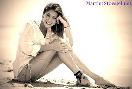 Résultat de recherche d'images pour "photo martina stoessel en noir et blanc"