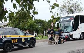Motociclista foge de blitz e sofre acidente ao atingir ônibus em Santa Cruz