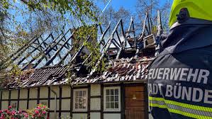 Nach verheerendem Feuer in Bünder „Knolle“: Eigentümer zwischen Schock und Optimismus