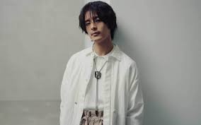 塩野瑛久が「流行る気がする」というファッションアイテムを熱弁！（Oggi.jp）