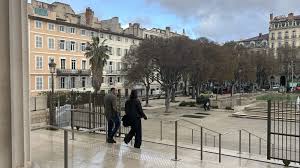 1,7 million € réclamés : Kad Merad et Julia Vignali perdent le procès contre leur ancienne architecte à Marseille