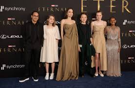 Filha de Angelina Jolie e Brad Pitt entra com processo para retirar sobrenome do pai de seus documentos