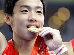 O ginastas Kai Zou é o maior medalhista de ouro entre os atletas chineses em Pequim: três. Há dois dias do fim dos Jogos Olímpicos de Pequim, os chineses, ... - 0,,15307402-EX,00