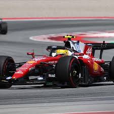 Lewis Hamilton faz tática agressiva e vence pela primeira vez com a Ferrari