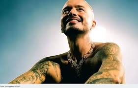 Fans reciben a J Balvin en el Palacio de los Deportes