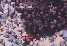 اقامه نماز بر پیکر امام شهید توسط آیت‌الله حکیم در حرم مطهر امیرالمؤمنین (ع)