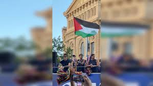 Lamine Yamal ondea la bandera palestina en la rúa del Barça