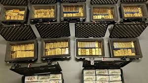 298 lingotes de oro y propiedades de lujo en Florida: exfuncionario federal admite fraude de $194 millones