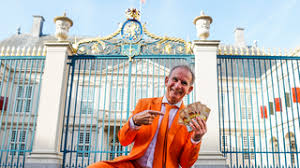 Johan Vlemmix slaapt op Koningsnacht bij radio-dj Marcel de Vries in Dokkum