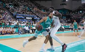 DIRECT. Basket : l’Elan Béarnais s’impose à Poitiers (72-81) et arrache une belle !