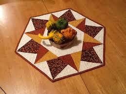 Résultat de recherche d'images pour "oval quilted table toppers"