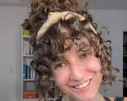 Image de Curly Hair with Curtain Bangs and Headband