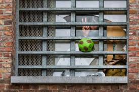 Zo’n 17.000 minderjarigen in ons land met een ouder die in de gevangenis zit, en er is amper zicht op hun situatie