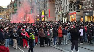 Liveblog: fans onderweg naar Arena, sfeer in metro uitgelaten