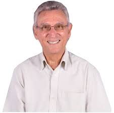 O paranaense Lourival Lopes, tem 74 anos, é sorridente, amável e está sempre pronto a ajudar o próximo, ja escreveu quatorze livros, com mensagens que já ... - lourival-lopes