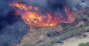Crews battle Santa Clarita brush fire near residential area