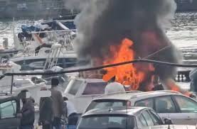 Incendio allo Sbarcadero, le fiamme avvolgono una barca. Nessun ferito