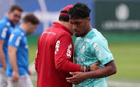 Joia de 18 anos estreia no Palmeiras e tem Endrick como modelo