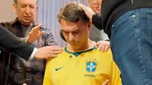 Flávio Bolsonaro posta vídeo com pastores orando sobre ele
