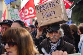 Cop hurt in anti-America's Cup protest in Naples (3)