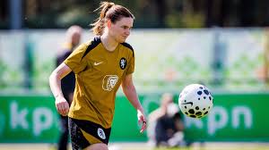 Na haar debuut in de selectie van de Oranje-Leeuwinnen kan het seizoen voor Liz Rijsbergen nóg mooier worden: Leidse gaat met PSV op voor eerste landstitel óóit. ’Eerlijk: we zijn er niet zo mee bezig’